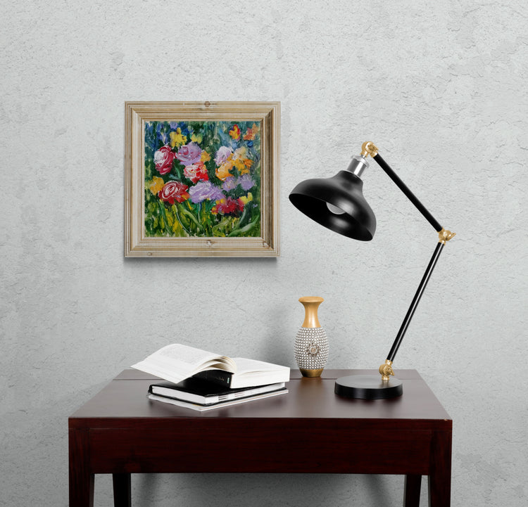 Small_desk_with_black_lamp