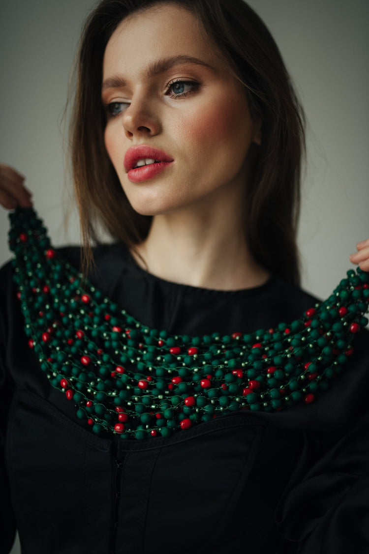 A matte bead necklace with occasional glossy beads resembles a barberry branch - stvoreno