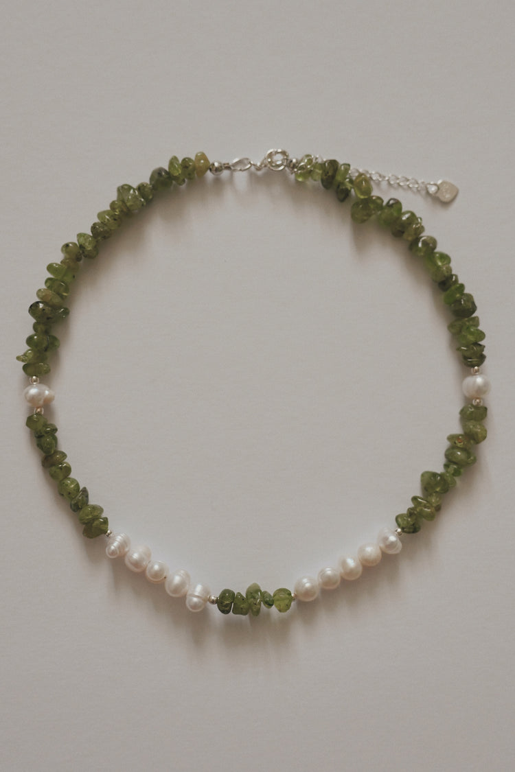 Chrysolite and silver necklace