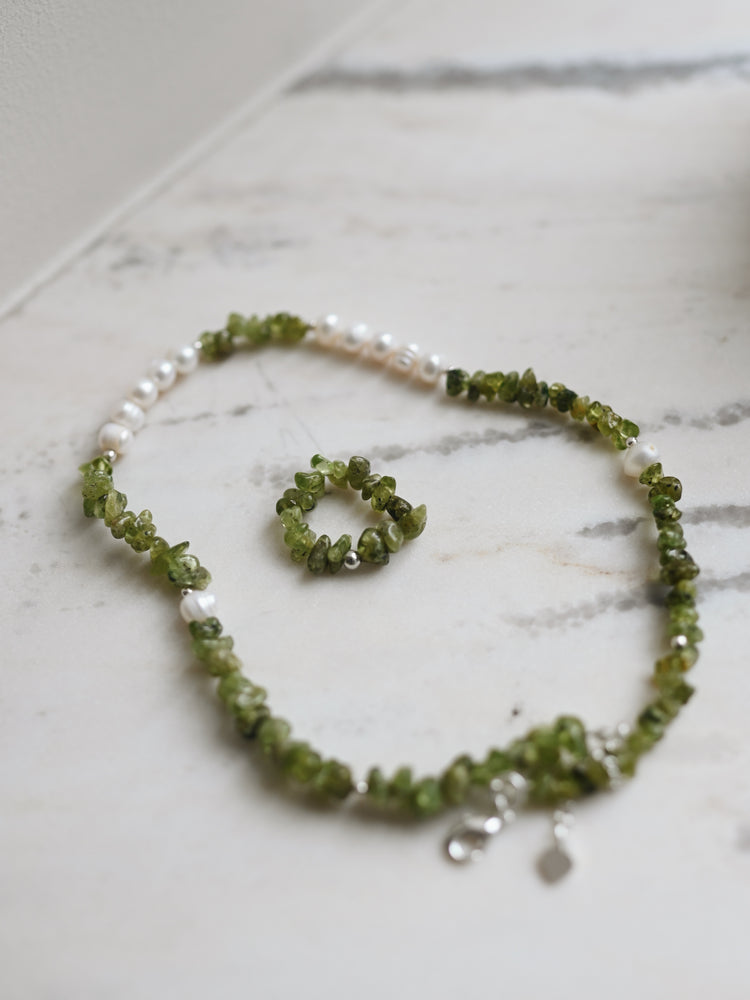 Chrysolite and silver necklace